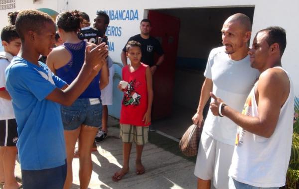 Guiazu atende fs com um sorriso e seu costumeiro bom humor