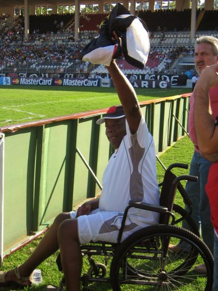 Pai Santana sada a torcida vascana em 2005 em So Janurio.