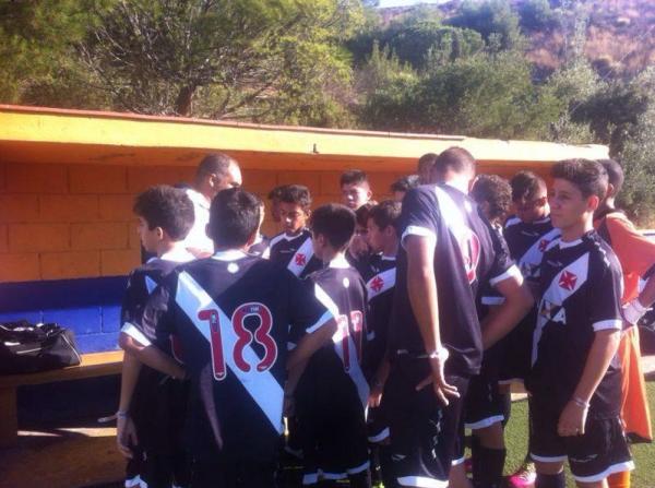 Equipe mirim do Vasco durante o jogo contra o Arsenal Alver (ESP)