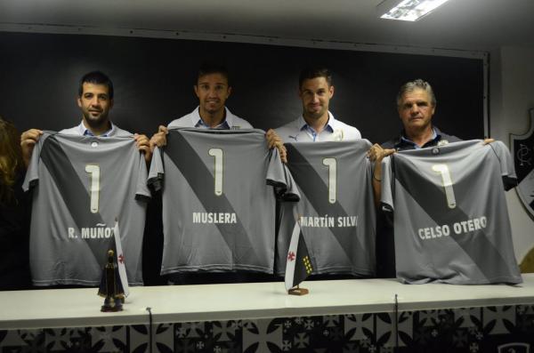 Martn Silva ao lado dos companheiros de Uruguai