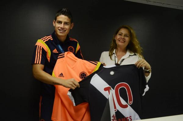 James Rodrigues recebeu camisa do Vasco das mos de Martha Tlio