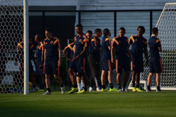 Jogadores da Colmbia tiveram o prazer de pisar no gramado da Colina