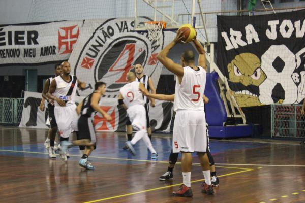 Vasco superou o Botafogo com facilidade no Municipal
