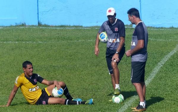 Gabriel Felix, exausto aps o treino de sbado, com os preparadores Carlos Germano e Mrcio