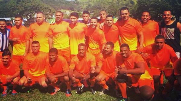 Eduardo da Silva, da seleo da Crocia, em jogo com amigos de infncia na Vila Kennedy