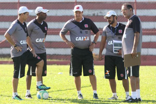 Auxiliares Fbio Moreston e Jorge Luiz, tcnico Adilson Batista, preparador fsico Daniel Gonalves e fisiologista Paulo Figueiredo