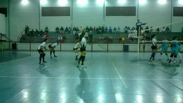 Meninas do mirim tiveram trabalho, mas venceram a equipe de Rio das Ostras