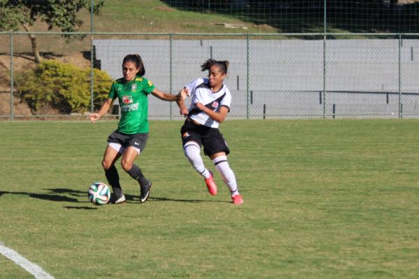 Las Veloso, 16 anos, foi titular do Vasco contra a Seleo