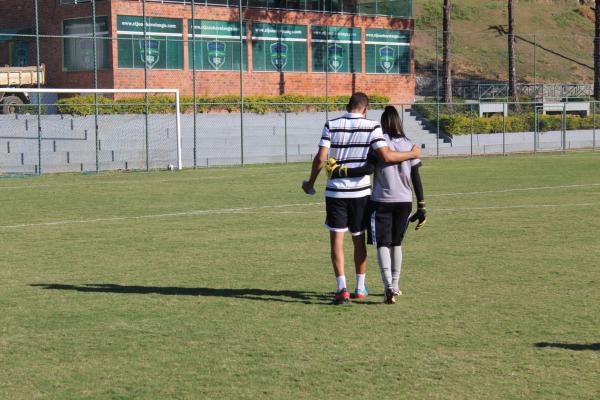 Preparador de goleiros Tiago Nunes e goleira Keissyane pela atuao