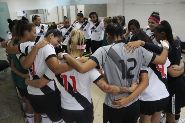 Corrente das jogadoras vascanas antes do incio do amistoso