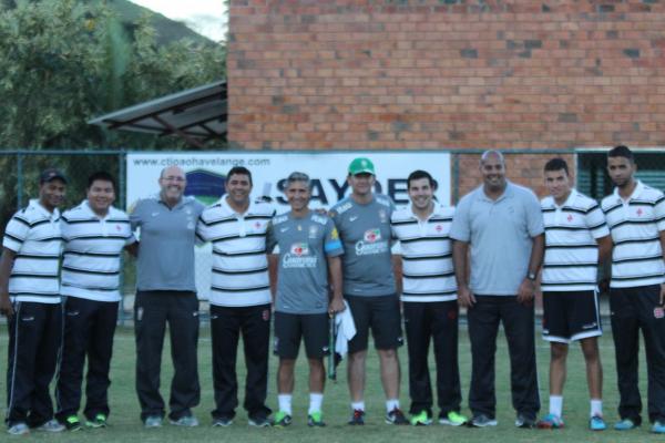 Vascanos posaram para foto com a comisso tcnica da Seleo