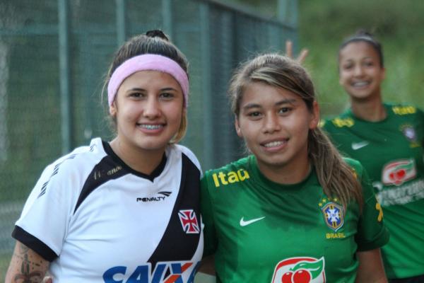 Gabrielly Soares ao lado de Mayara, antiga companheira de Seleo