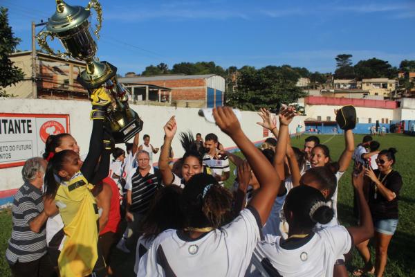 Goleira Keissyane levantou a taa de campeo e fez a festa