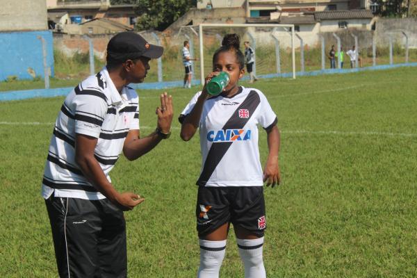 Treinador Anthony Menezes orienta atacante Paulinha