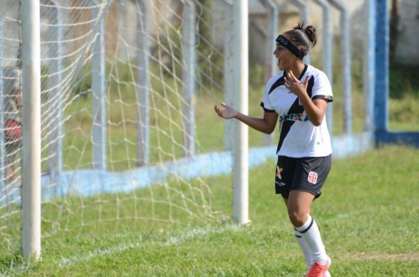 Las Veloso festeja um dos seus trs gols no clssico