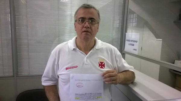 Scio vascano Gilberto Pinto com o requerimento de inscrio da chapa Amigos do Calabouo