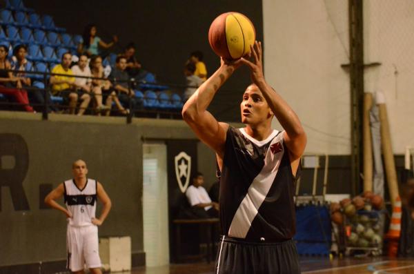O ala Assis foi um dos destaques da equipe vascana contra o Botafogo, com 15 pontos