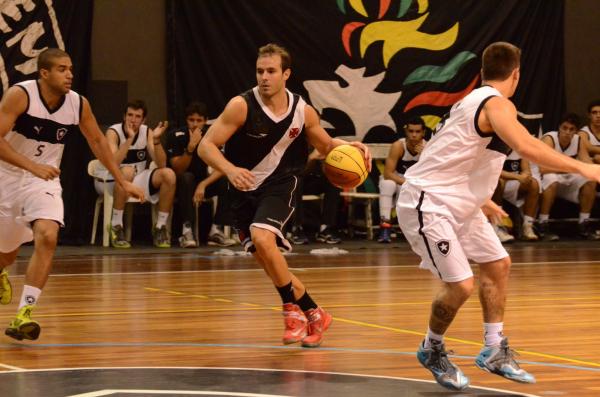 Bruninho se livra da marcao para mais um ataque. O armador foi cestinha do jogo