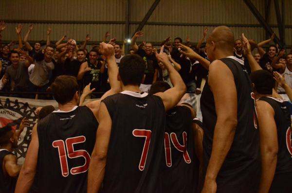 Nos braos da torcida, o time vascano comemorou a vitria em General Severiano