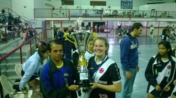 Trofu entregue para a capit Ana Clara