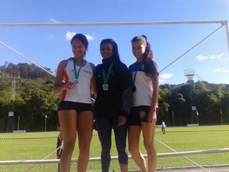 Letcia Cristina (centro) venceu os 400 metros rasos