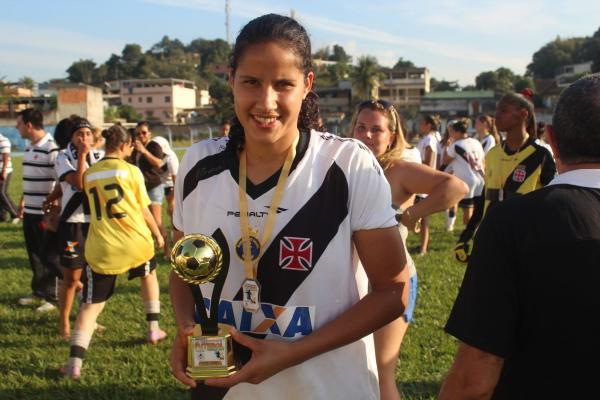 Bruna posa com trofu de artilheira do campeonato