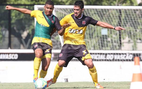 Jhon Cley disputa com Luan, de sua gerao, a jogada no treinamento