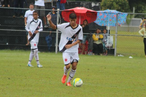Matheus Barbosa (ao fundo) e Ricardo Graa (com a bola)