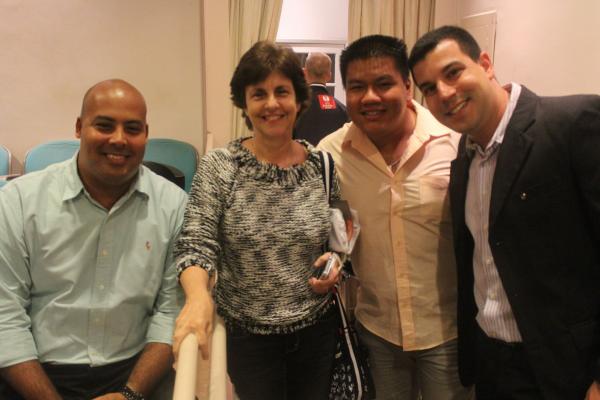 Mrio, Lu e Paulo posam para foto com Helena Pacheco, ex-treinadora do Vasco