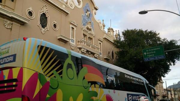 nibus da seleo da Alemanha parado em frente  entrada principal de So Janurio