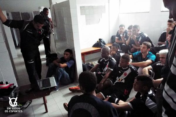 Antes do incio da partida, comisso tcnica passou um vdeo de incentivo aos jogadores, que na quadra, deram o sangue pelo Vasco.