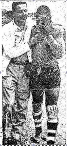 Abraado ao mdico do Campo Grande, o goleiro chora na despedida