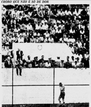 Barbosa sai de campo observado por torcedores