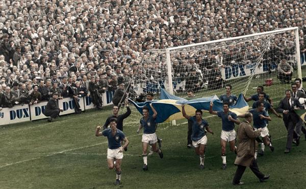 Bellini, Orlando e Vav do a volta olmpica aps vencer a Sucia por 5 a 2 e conquistar a Copa de 1958