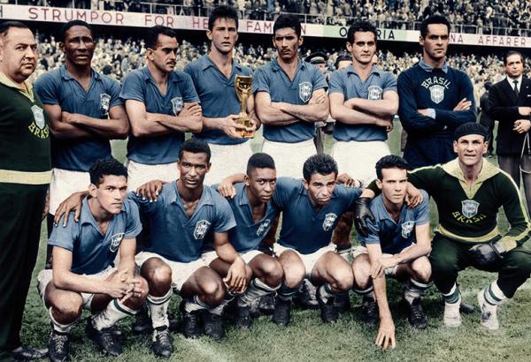 Bellini (com a taa Jules Rimet), Orlando e Vav posam como campees mundiais de 1958