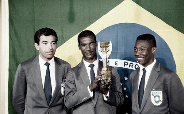 Vav com Didi (com a taa Jules Rimet) e Pel, campees do mundo em 1958