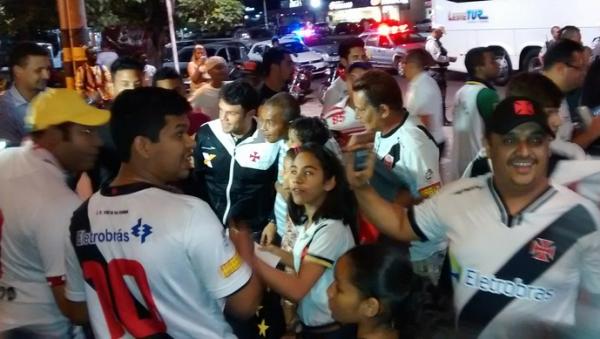 Porta do hotel foi tomada pelos torcedores