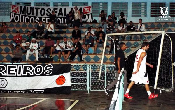 Momento em que Bruninho saiu de quadra. Jogador no se conformou com os erros bisonhos da arbitragem.