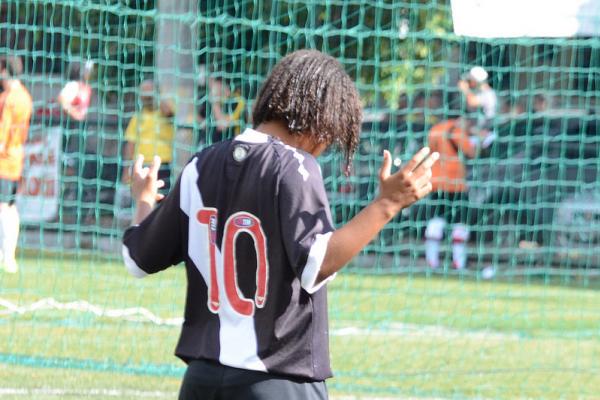 Sthephanie, aposta do futebol feminino