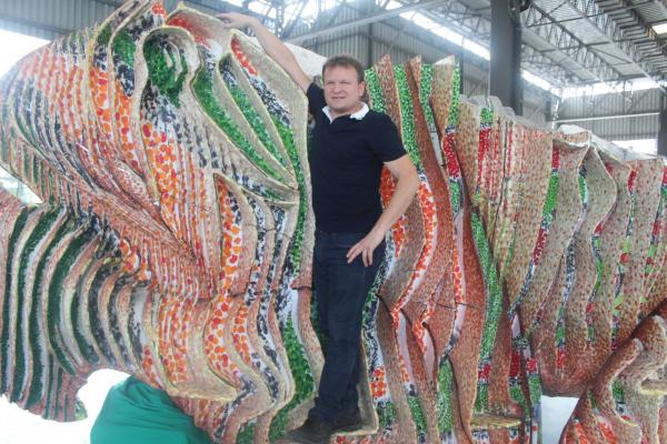 Artista suo exibe a sua obra