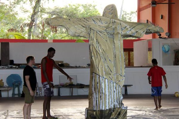 Voluntrios ajudaram na construo da obra