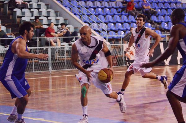 Ricardinho foi um dos destaques ao anotar 12 pontos