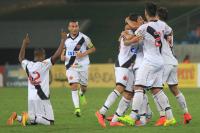 Jogadores comemoram gol de Fabrcio