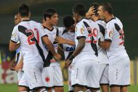 Jogadores comemoram gol de Fabrcio