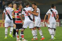 Jogadores comemoram gol de Fabrcio