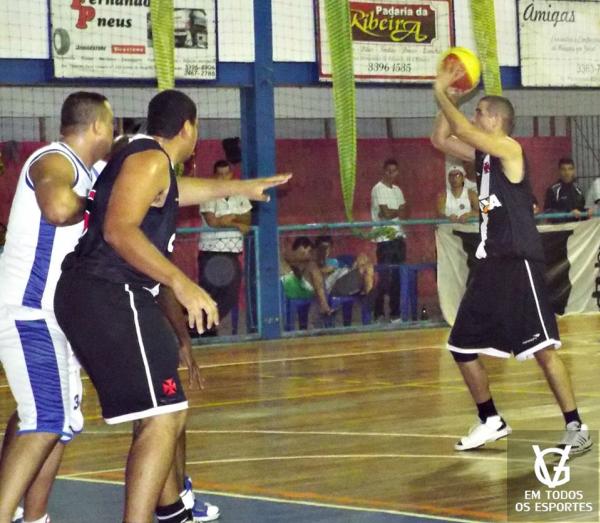 Jones em ao em partida contra o Jequi na 1 fase. Confronto se repete na semifinal