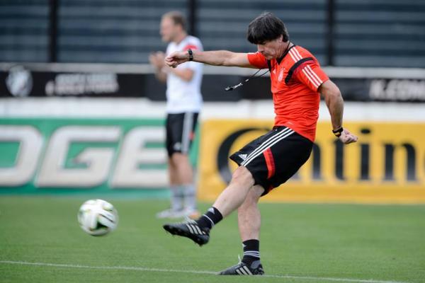 Tcnico Joachim Lw chuta bola em So Janurio