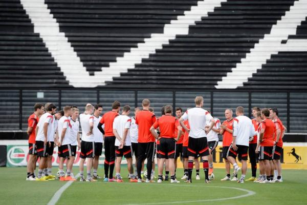 Seleo da Alemanha conversa no centro do gramado de So Janurio