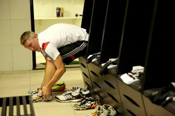Meia Schweinsteiger no vestirio de So Janurio