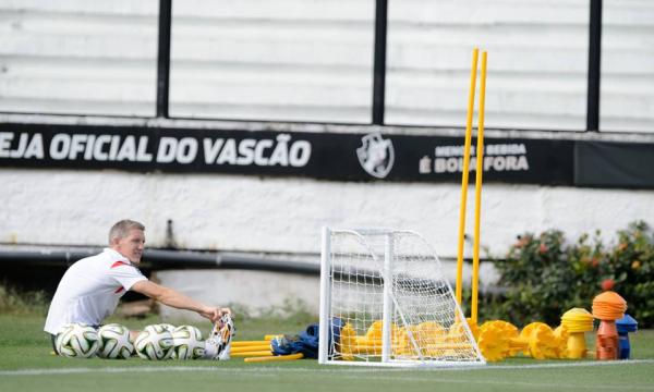 Schweinsteiger faz alongamento em So Janurio